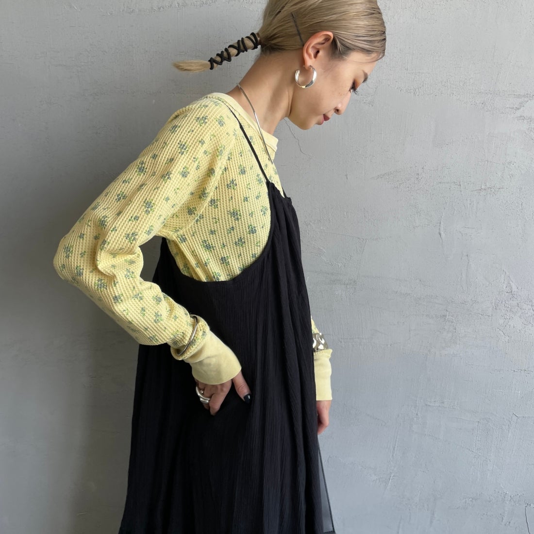 JE MORGAN [ジェイイーモーガン] ワッフルオーバーダイ ロングスリーブTシャツ [JE053-19S] 63 YELLOW &&モデル身長：150cm 着用サイズ：F&&N [ジェイイーモーガン] ワッフルオーバーダイ ロングスリーブTシャツ [JE053-19S] 06 GRAY