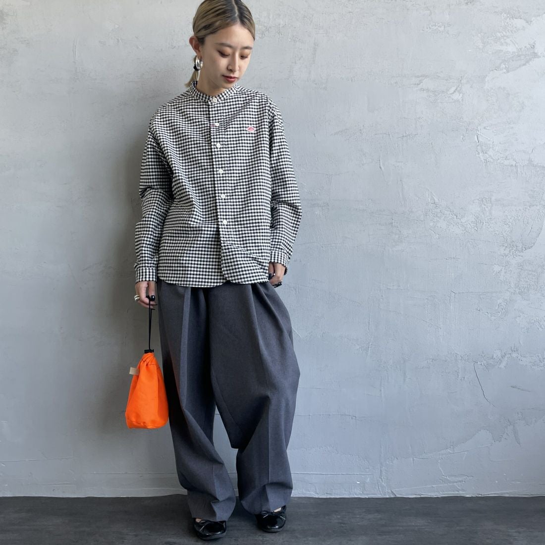 DANTON [ダントン] バンドカラーシャツ [DT-B0279OXP] BLK/ECR GN &&モデル身長：150cm 着用サイズ：34&&