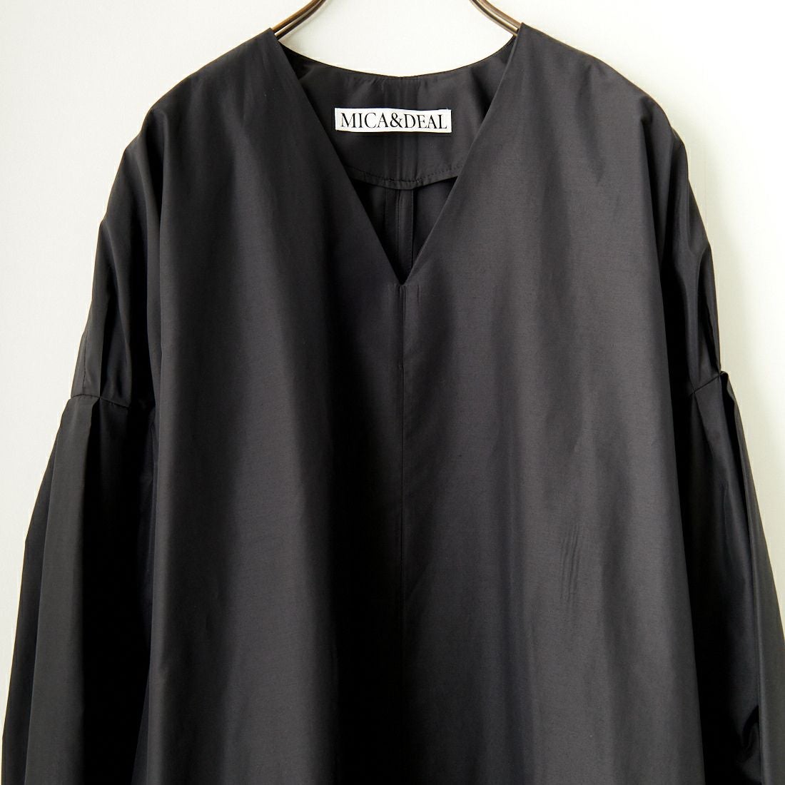 MICA&DEAL [マイカアンドディール] タックスリーブVネックワンピース [0124304203] BLACK