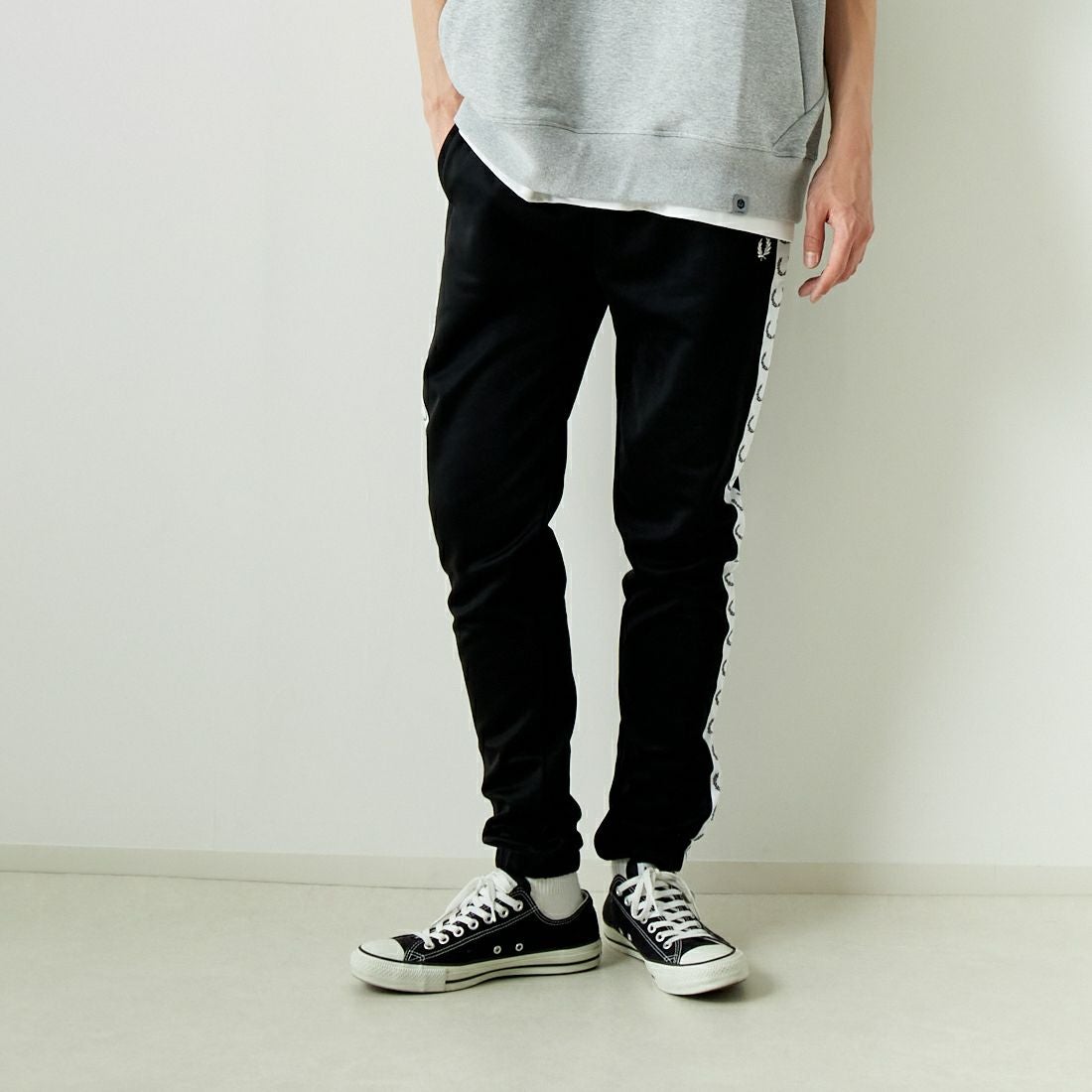 FRED PERRY [フレッドペリー] テープドトラックパンツ [T5510] 102 BLACK &&モデル身長：182cm 着用サイズ：M&&
