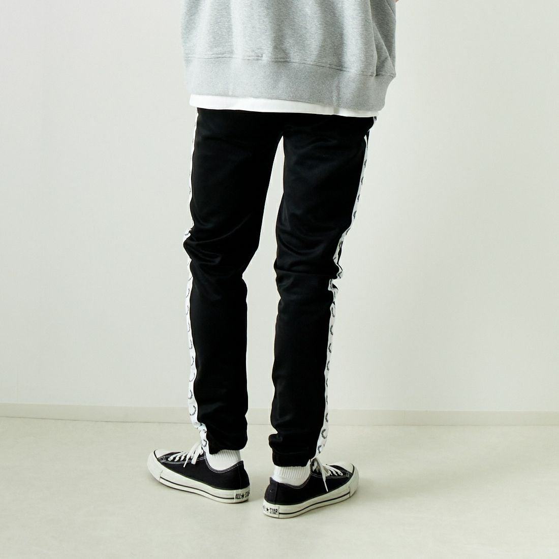 FRED PERRY [フレッドペリー] テープドトラックパンツ [T5510] 102 BLACK &&モデル身長：182cm 着用サイズ：M&&
