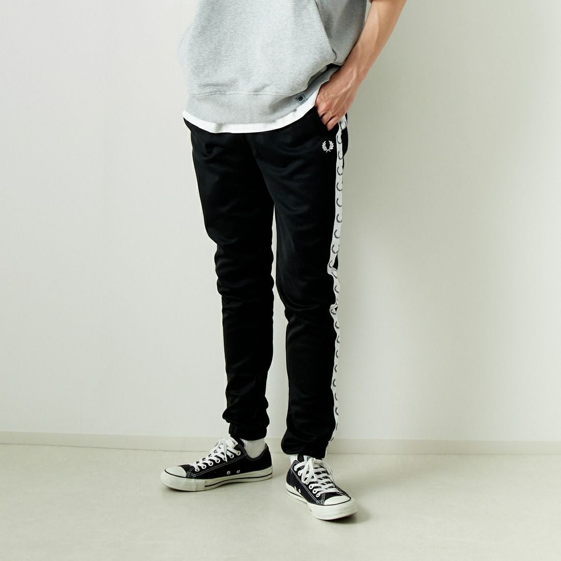 FRED PERRY [フレッドペリー] テープドトラックパンツ [T5510] 102 BLACK &&モデル身長：182cm 着用サイズ：M&&