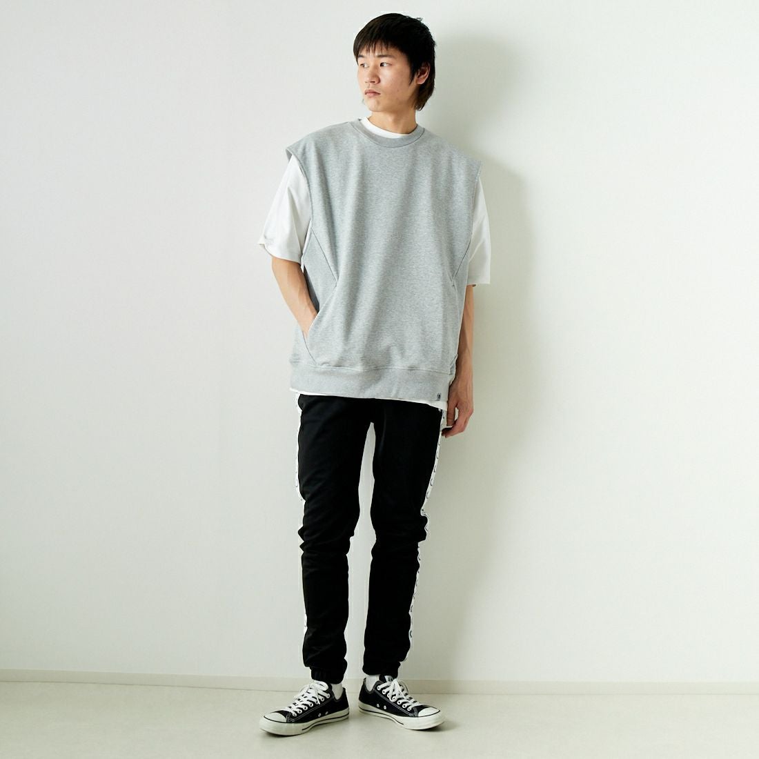 FRED PERRY [フレッドペリー] テープドトラックパンツ [T5510] 102 BLACK &&モデル身長：182cm 着用サイズ：M&&
