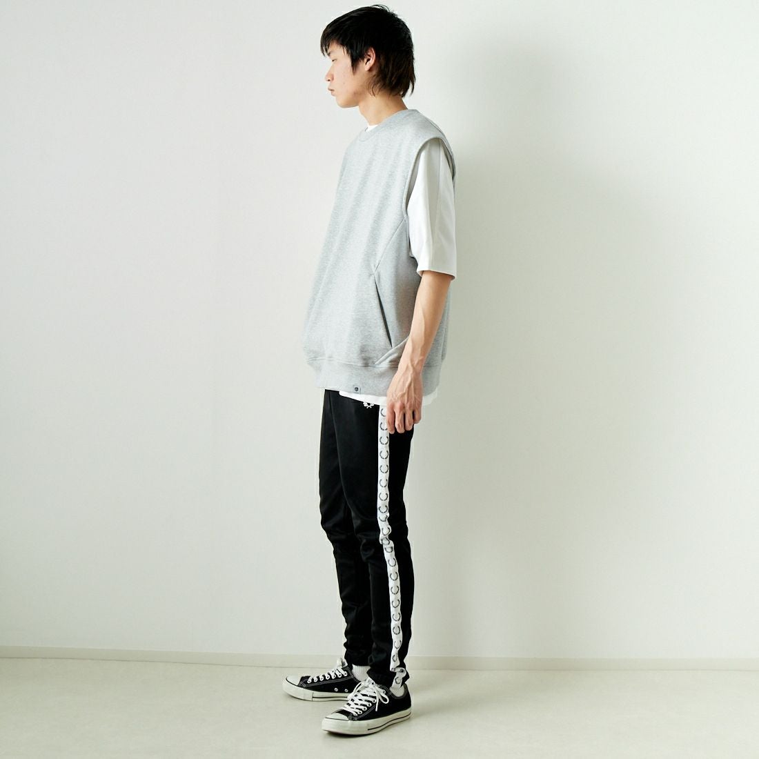 FRED PERRY [フレッドペリー] テープドトラックパンツ [T5510] 102 BLACK &&モデル身長：182cm 着用サイズ：M&&
