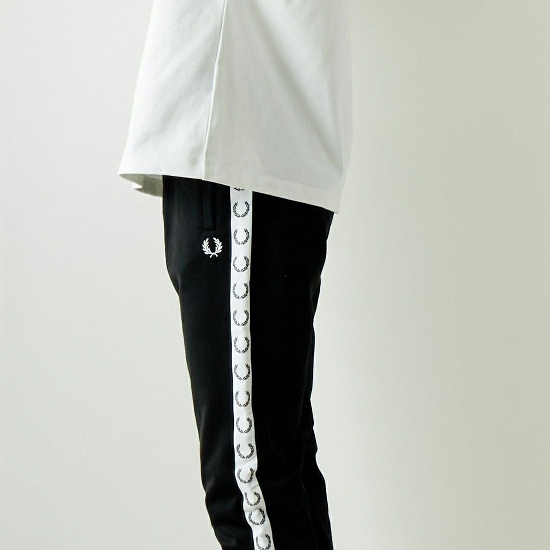 FRED PERRY [フレッドペリー] テープドトラックパンツ [T5510] 102 BLACK &&モデル身長：182cm 着用サイズ：M&&