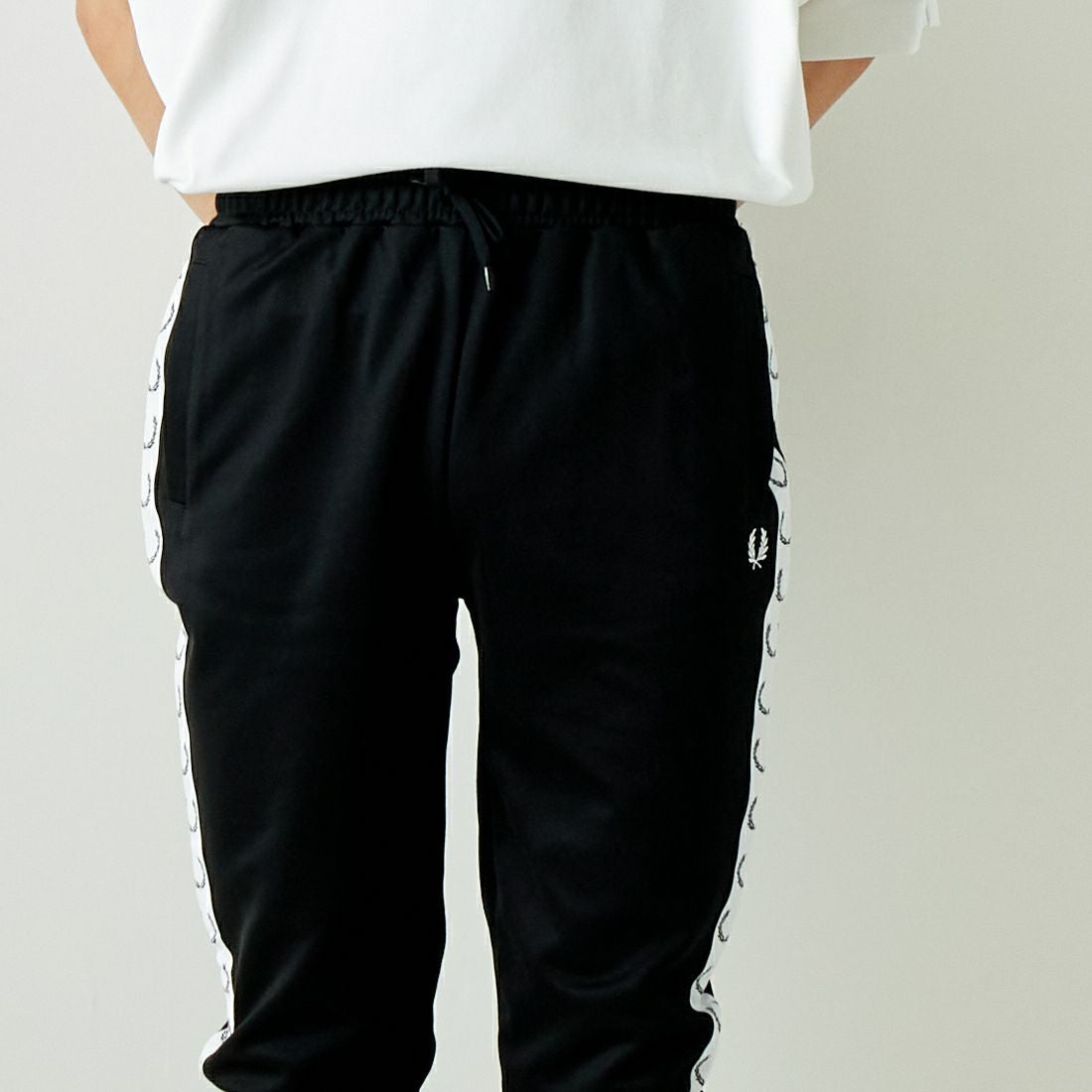 FRED PERRY [フレッドペリー] テープドトラックパンツ [T5510] 102 BLACK &&モデル身長：182cm 着用サイズ：M&&