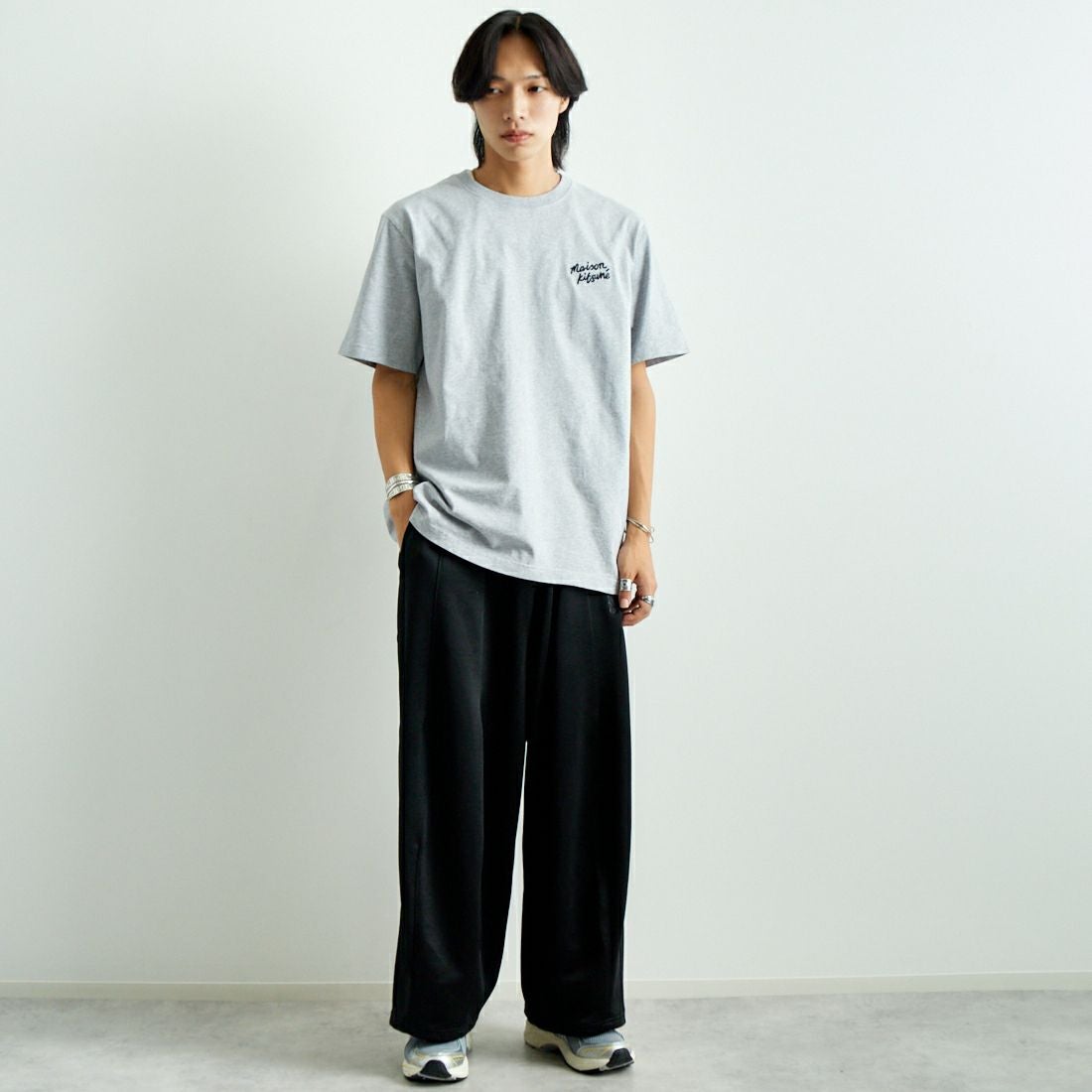 MAISON KITSUNE [メゾン キツネ] ハンドライティング コンフォート Tシャツ [MM00126KJ0118] O121 L.GRY &&モデル身長：179cm 着用サイズ：L&&