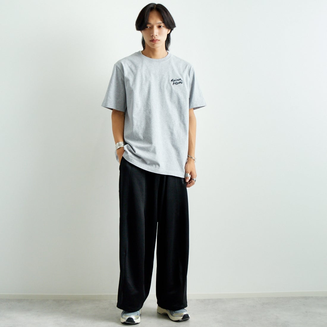 MAISON KITSUNE [メゾン キツネ] ハンドライティング コンフォート Tシャツ [MM00126KJ0118] O121 L.GRY &&モデル身長：179cm 着用サイズ：L&&