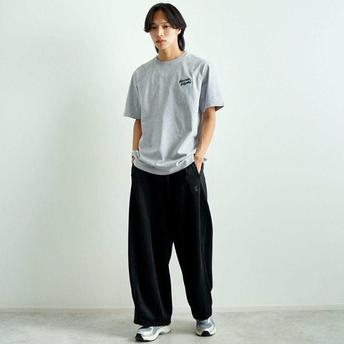 MAISON KITSUNE [メゾン キツネ] ハンドライティング コンフォート Tシャツ [MM00126KJ0118] O121 L.GRY &&モデル身長：179cm 着用サイズ：L&&