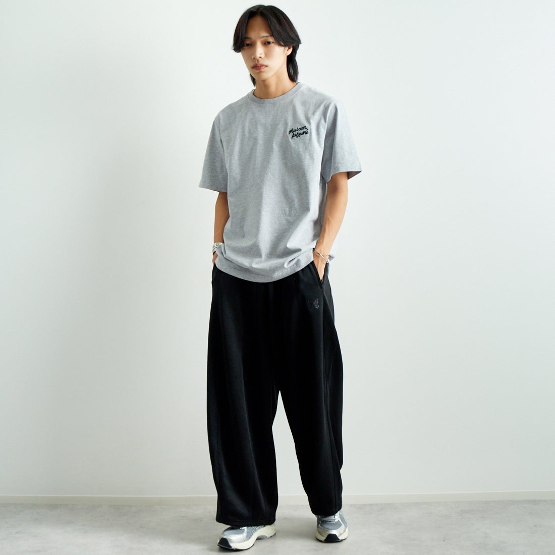 MAISON KITSUNE [メゾン キツネ] ハンドライティング コンフォート Tシャツ [MM00126KJ0118] O121 L.GRY &&モデル身長：179cm 着用サイズ：L&&