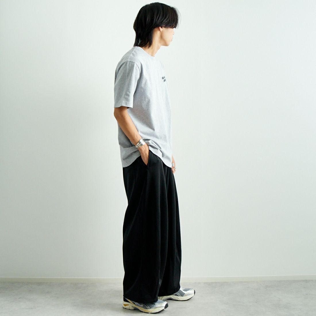 MAISON KITSUNE [メゾン キツネ] ハンドライティング コンフォート Tシャツ [MM00126KJ0118] O121 L.GRY &&モデル身長：179cm 着用サイズ：L&&