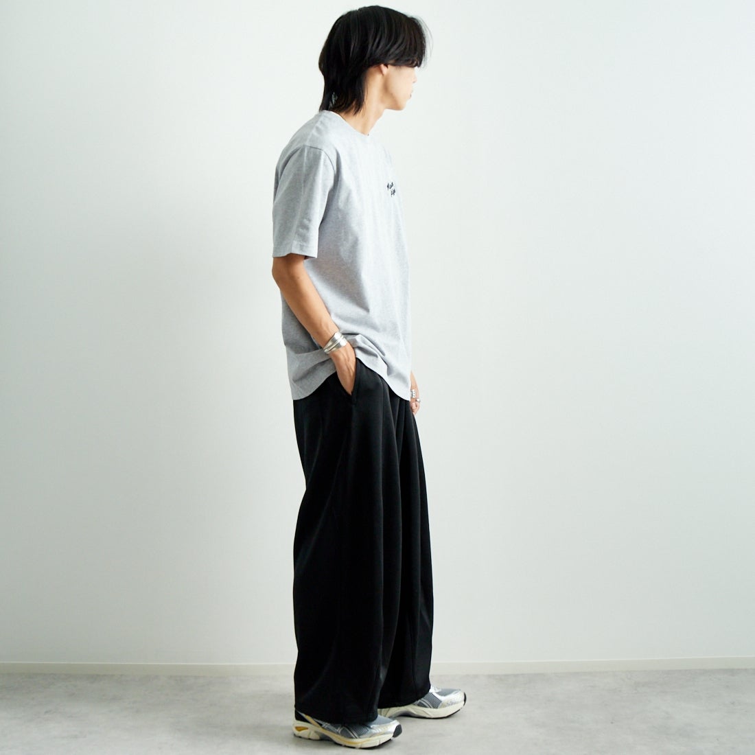 MAISON KITSUNE [メゾン キツネ] ハンドライティング コンフォート Tシャツ [MM00126KJ0118] O121 L.GRY &&モデル身長：179cm 着用サイズ：L&&