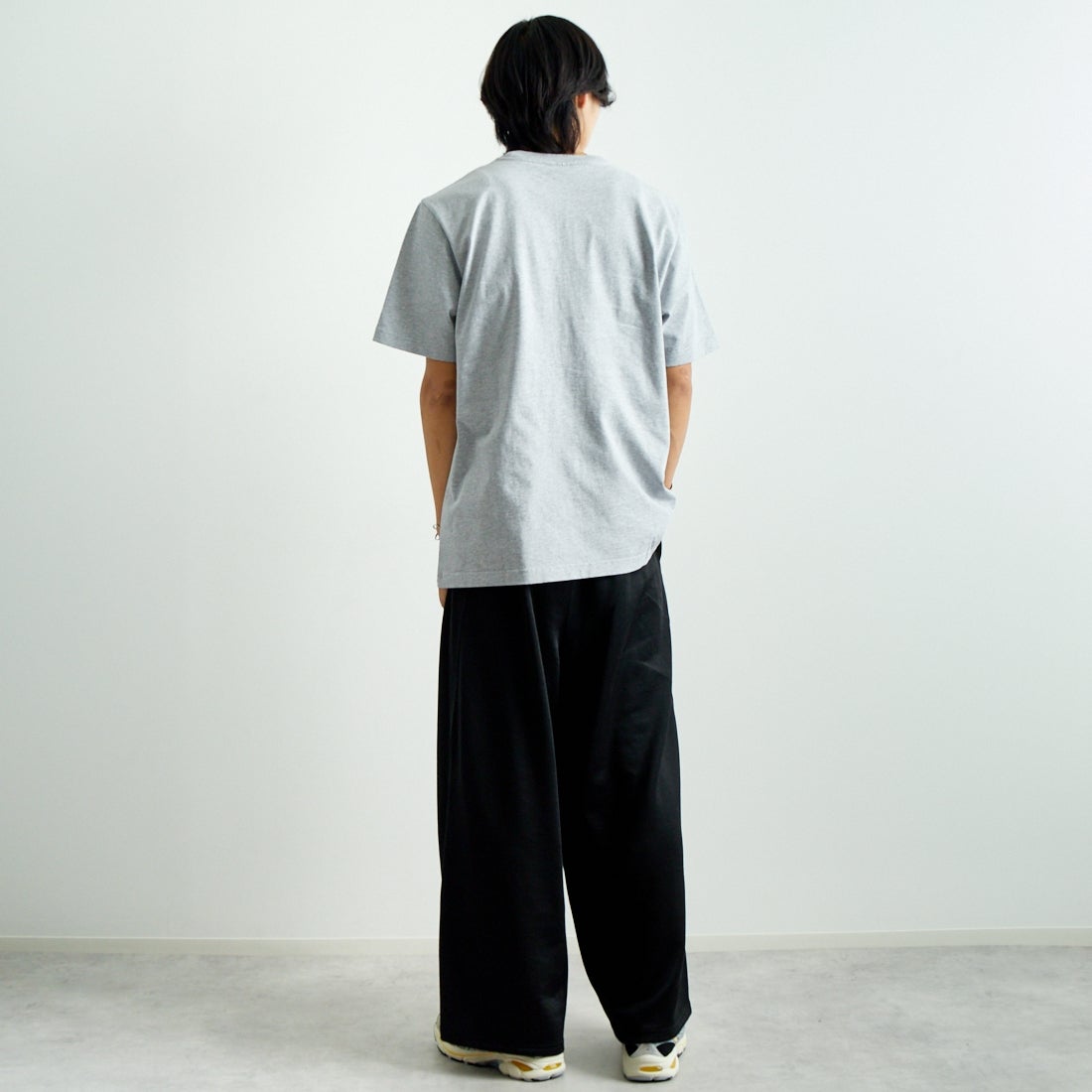 MAISON KITSUNE [メゾン キツネ] ハンドライティング コンフォート Tシャツ [MM00126KJ0118] O121 L.GRY &&モデル身長：179cm 着用サイズ：L&&