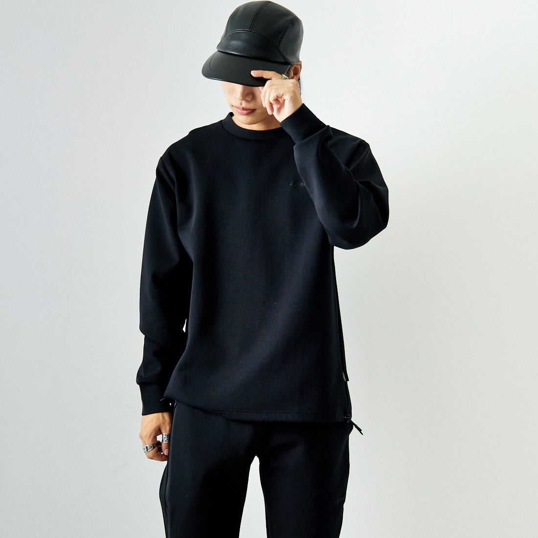 +phenix [プラスフェニックス] 別注 ダンボールニット クルーネックスウェット [POO-24039IN-JF] BLACK &&モデル身長：179cm 着用サイズ：L&&