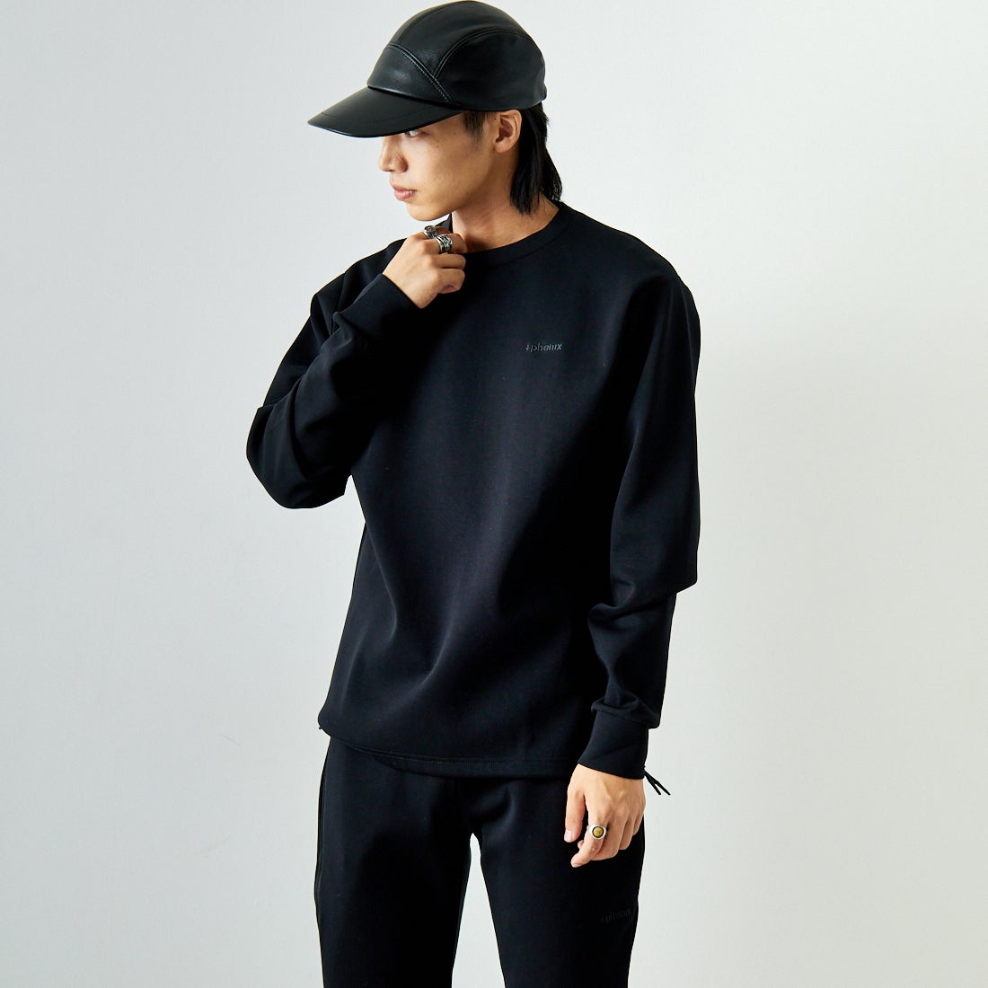 +phenix [プラスフェニックス] 別注 ダンボールニット クルーネックスウェット [POO-24039IN-JF] BLACK &&モデル身長：179cm 着用サイズ：L&&