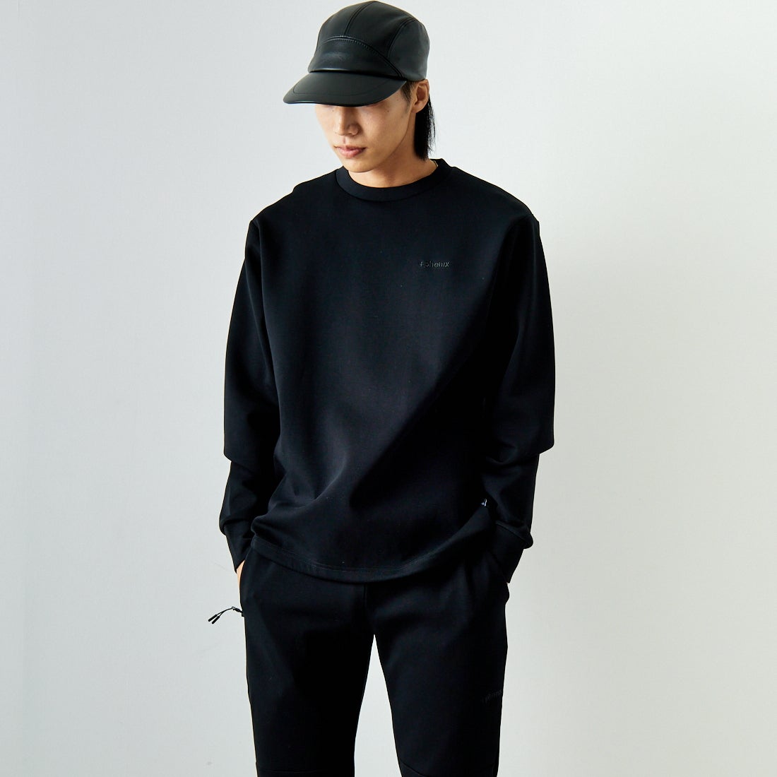 +phenix [プラスフェニックス] 別注 ダンボールニット クルーネックスウェット [POO-24039IN-JF] BLACK &&モデル身長：179cm 着用サイズ：L&&