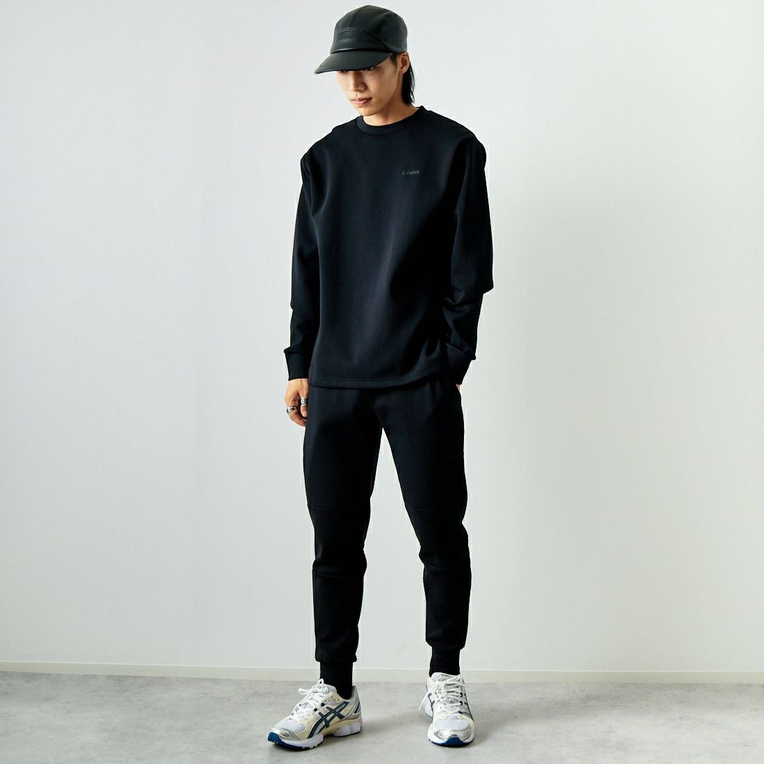 +phenix [プラスフェニックス] 別注 ダンボールニット クルーネックスウェット [POO-24039IN-JF] BLACK &&モデル身長：179cm 着用サイズ：L&&