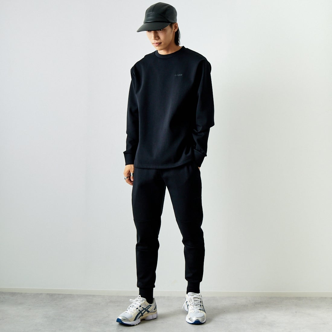 +phenix [プラスフェニックス] 別注 ダンボールニット クルーネックスウェット [POO-24039IN-JF] BLACK &&モデル身長：179cm 着用サイズ：L&&