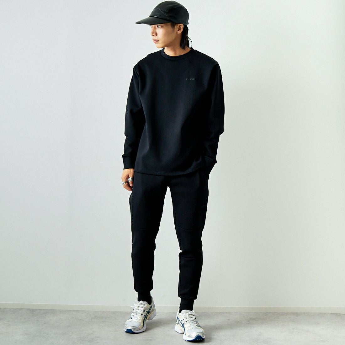 +phenix [プラスフェニックス] 別注 ダンボールニット クルーネックスウェット [POO-24039IN-JF] BLACK &&モデル身長：179cm 着用サイズ：L&&