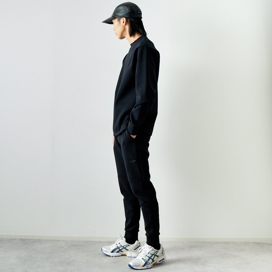 +phenix [プラスフェニックス] 別注 ダンボールニット クルーネックスウェット [POO-24039IN-JF] BLACK &&モデル身長：179cm 着用サイズ：L&&