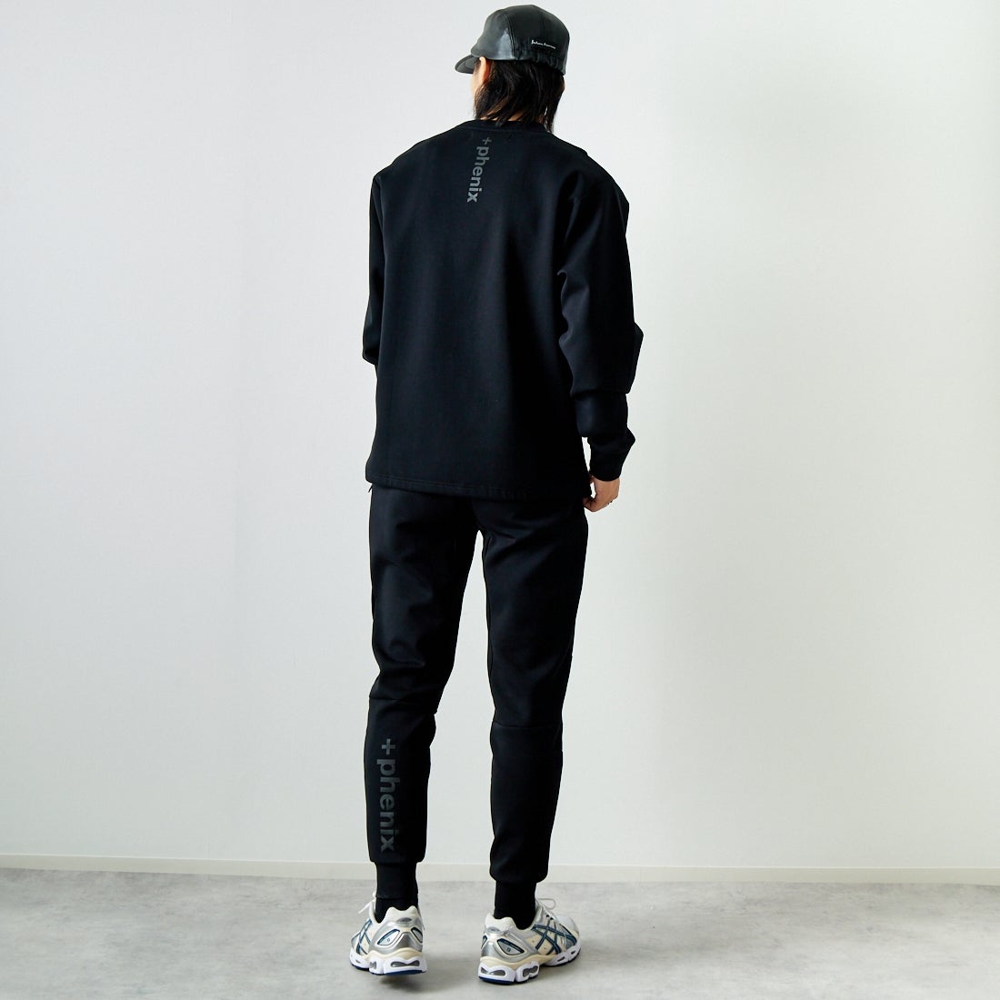 +phenix [プラスフェニックス] 別注 ダンボールニット クルーネックスウェット [POO-24039IN-JF] BLACK &&モデル身長：179cm 着用サイズ：L&&