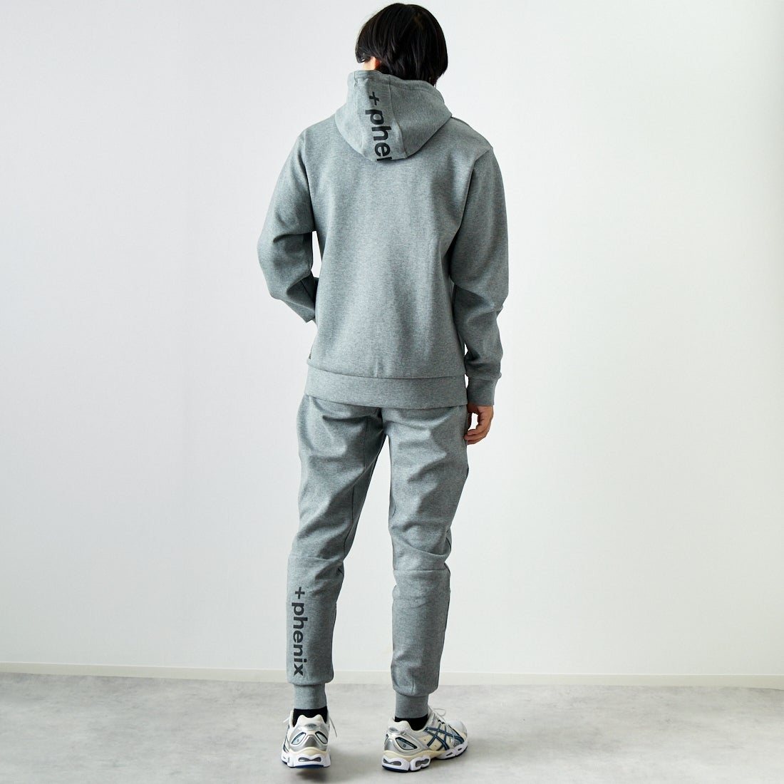 +phenix [プラスフェニックス] 別注 ダンボールニット スウェットパーカー [POO-24038IN-JF] GRAY &&モデル身長：179cm 着用サイズ：L&&