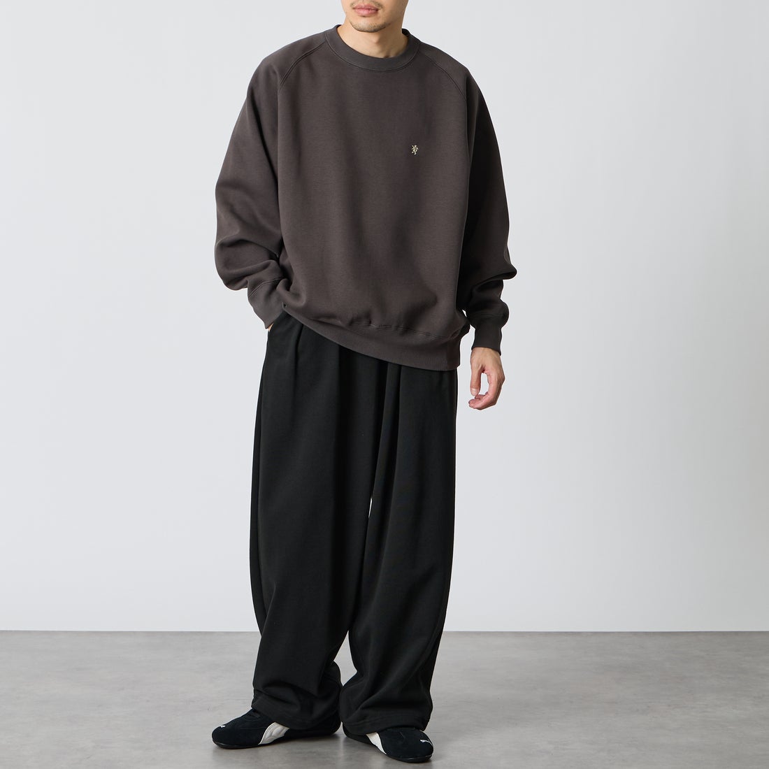 Gymphlex [ジムフレックス] スウィングスリーブ クルーネックスウェット [GY-C0292TCF] CHARCOAL &&モデル身長：168cm 着用サイズ：L&&