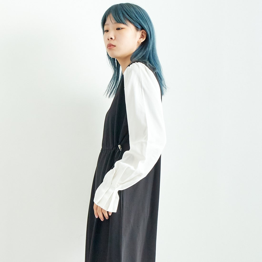 Maison de L'allure [メゾン ドゥ ラリュール] 布帛ドッキングドロストワンピース [M24132013] 02 BLK/OFF &&モデル身長：167cm 着用サイズ：F&&