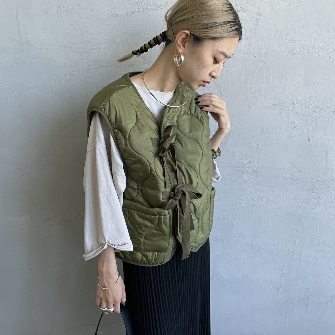 MILITARY [ミリタリー] 別注 フロントリボンキルティングベスト [T-247890000-JF] KHAKI &&モデル身長：150cm 着用サイズ：S&&