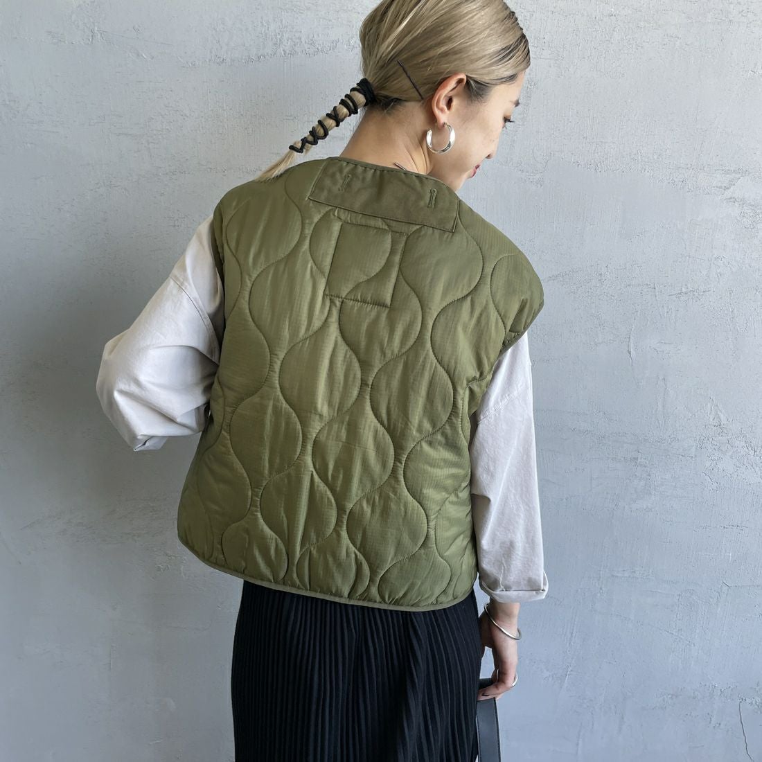 MILITARY [ミリタリー] 別注 フロントリボンキルティングベスト [T-247890000-JF] KHAKI &&モデル身長：150cm 着用サイズ：S&&