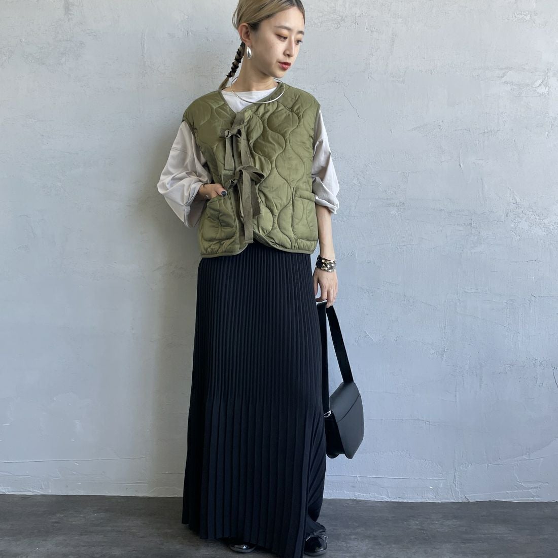 MILITARY [ミリタリー] 別注 フロントリボンキルティングベスト [T-247890000-JF] KHAKI &&モデル身長：150cm 着用サイズ：S&&