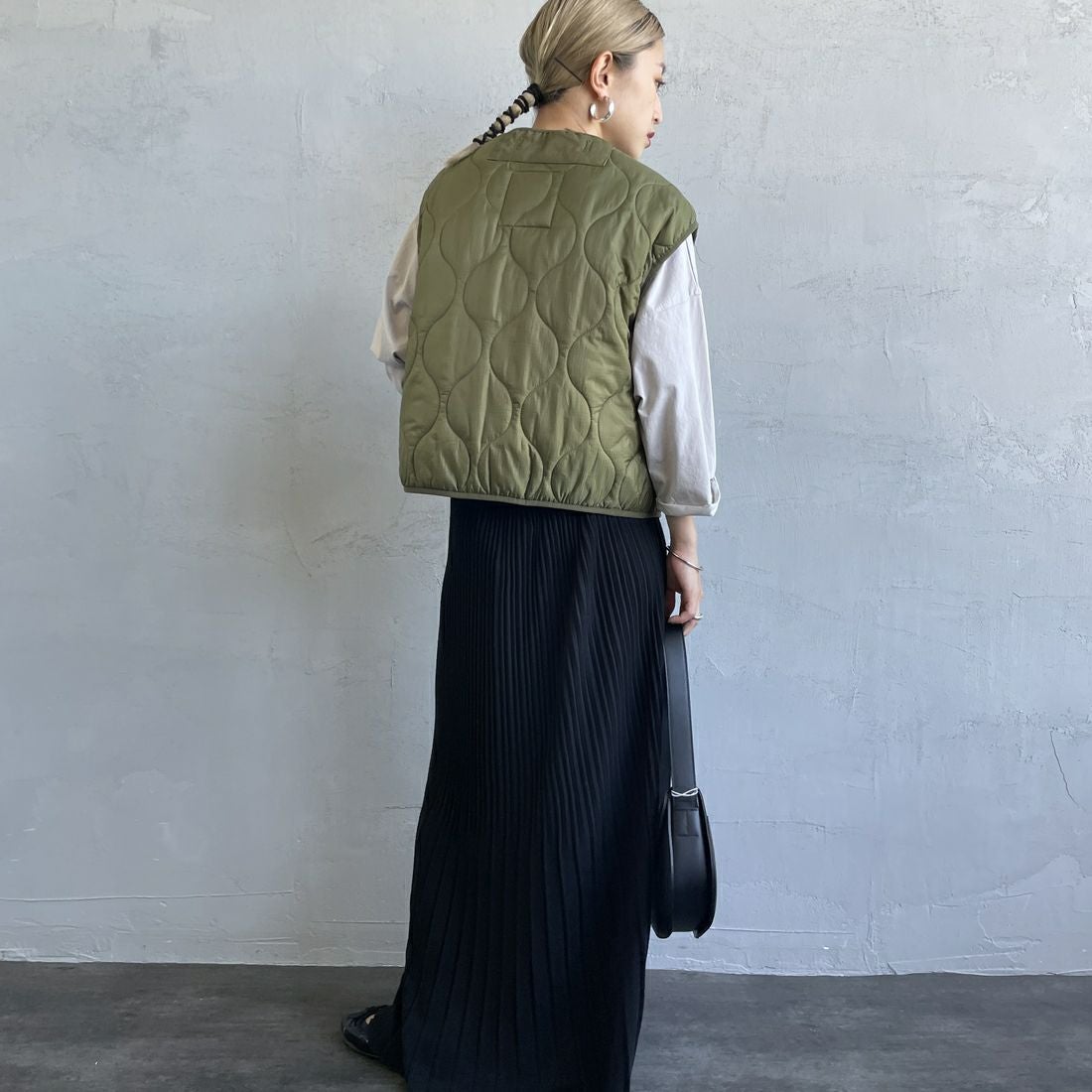 MILITARY [ミリタリー] 別注 フロントリボンキルティングベスト [T-247890000-JF] KHAKI &&モデル身長：150cm 着用サイズ：S&&