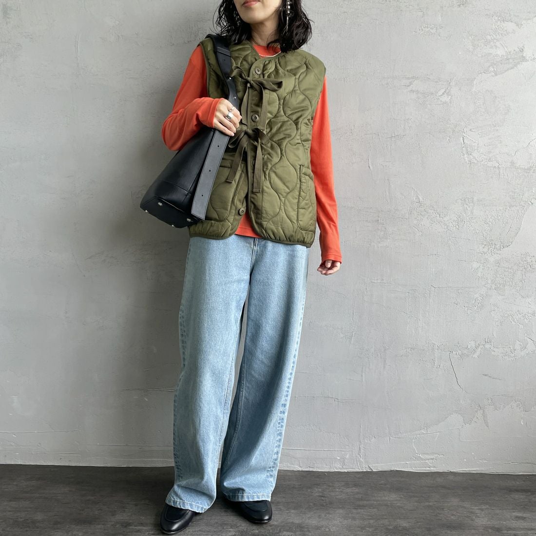 MILITARY [ミリタリー] 別注 フロントリボンキルティングベスト [T-247890000-JF] KHAKI &&モデル身長：160cm 着用サイズ：M&&