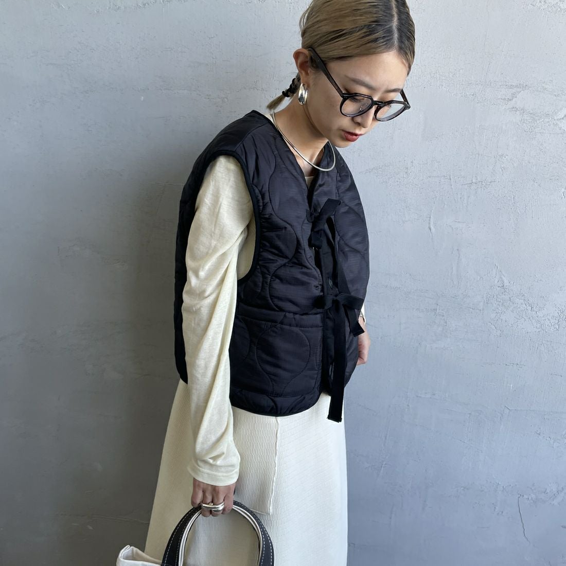 MILITARY [ミリタリー] 別注 フロントリボンキルティングベスト [T-247890000-JF] BLACK &&モデル身長：150cm 着用サイズ：S&&