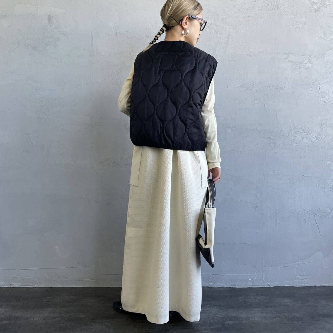 MILITARY [ミリタリー] 別注 フロントリボンキルティングベスト [T-247890000-JF] BLACK &&モデル身長：150cm 着用サイズ：S&&