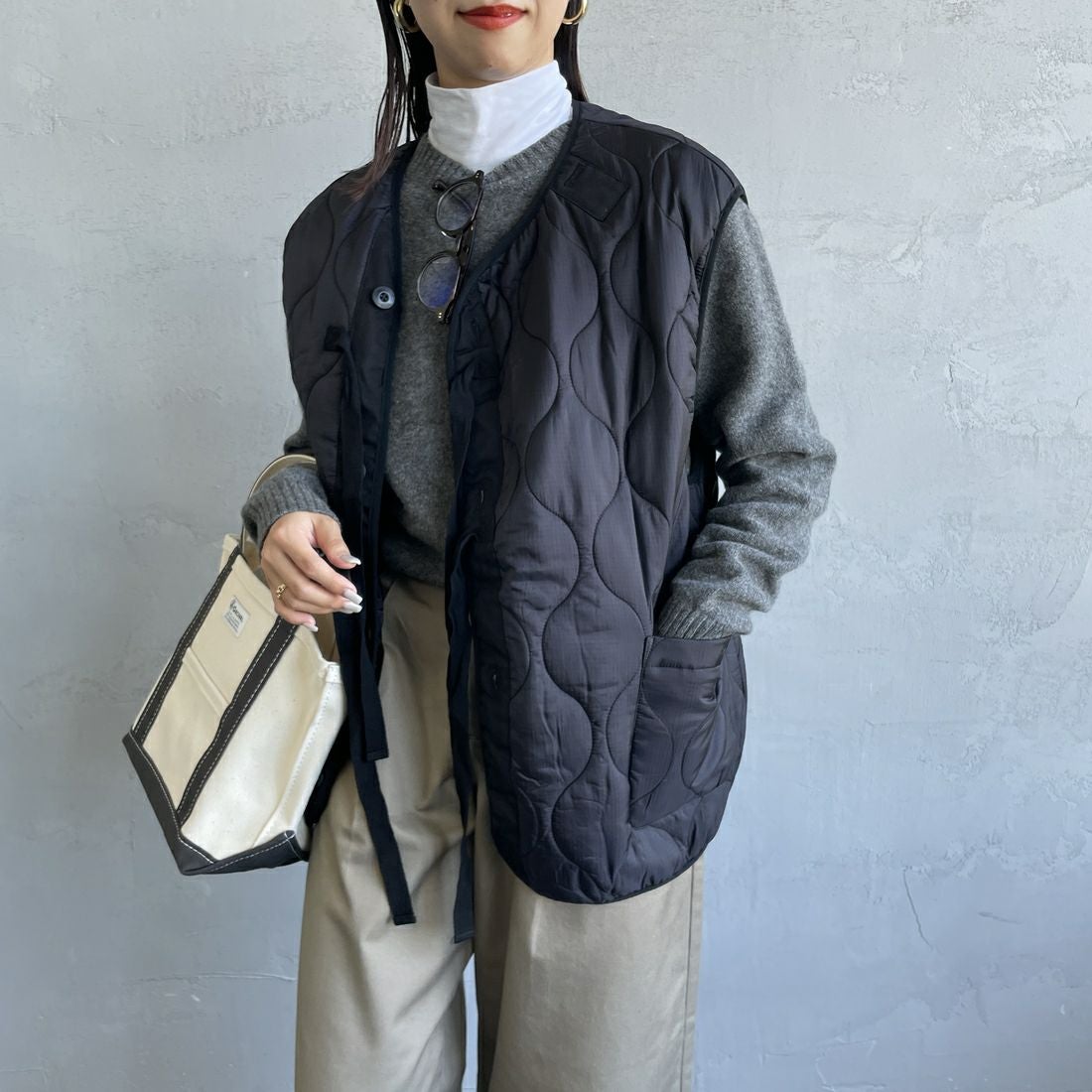 MILITARY [ミリタリー] 別注 フロントリボンキルティングベスト [T-247890000-JF] BLACK &&モデル身長：163cm 着用サイズ：L&&