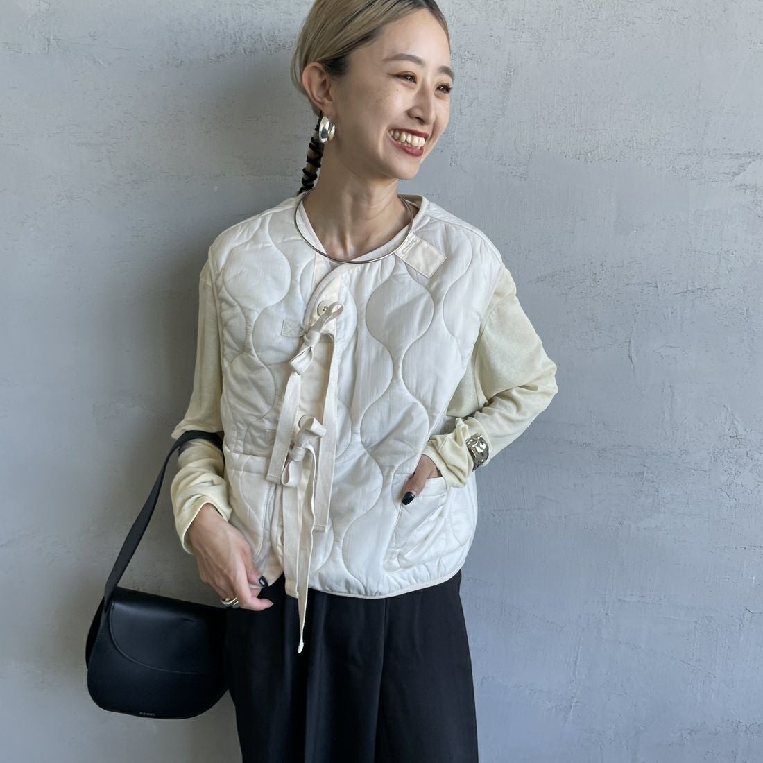 MILITARY [ミリタリー] 別注 フロントリボンキルティングベスト [T-247890000-JF] IVORY &&モデル身長：150cm 着用サイズ：S&&