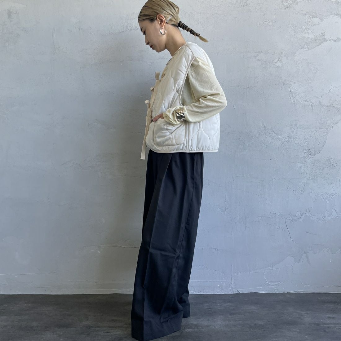 MILITARY [ミリタリー] 別注 フロントリボンキルティングベスト [T-247890000-JF] IVORY &&モデル身長：150cm 着用サイズ：S&&