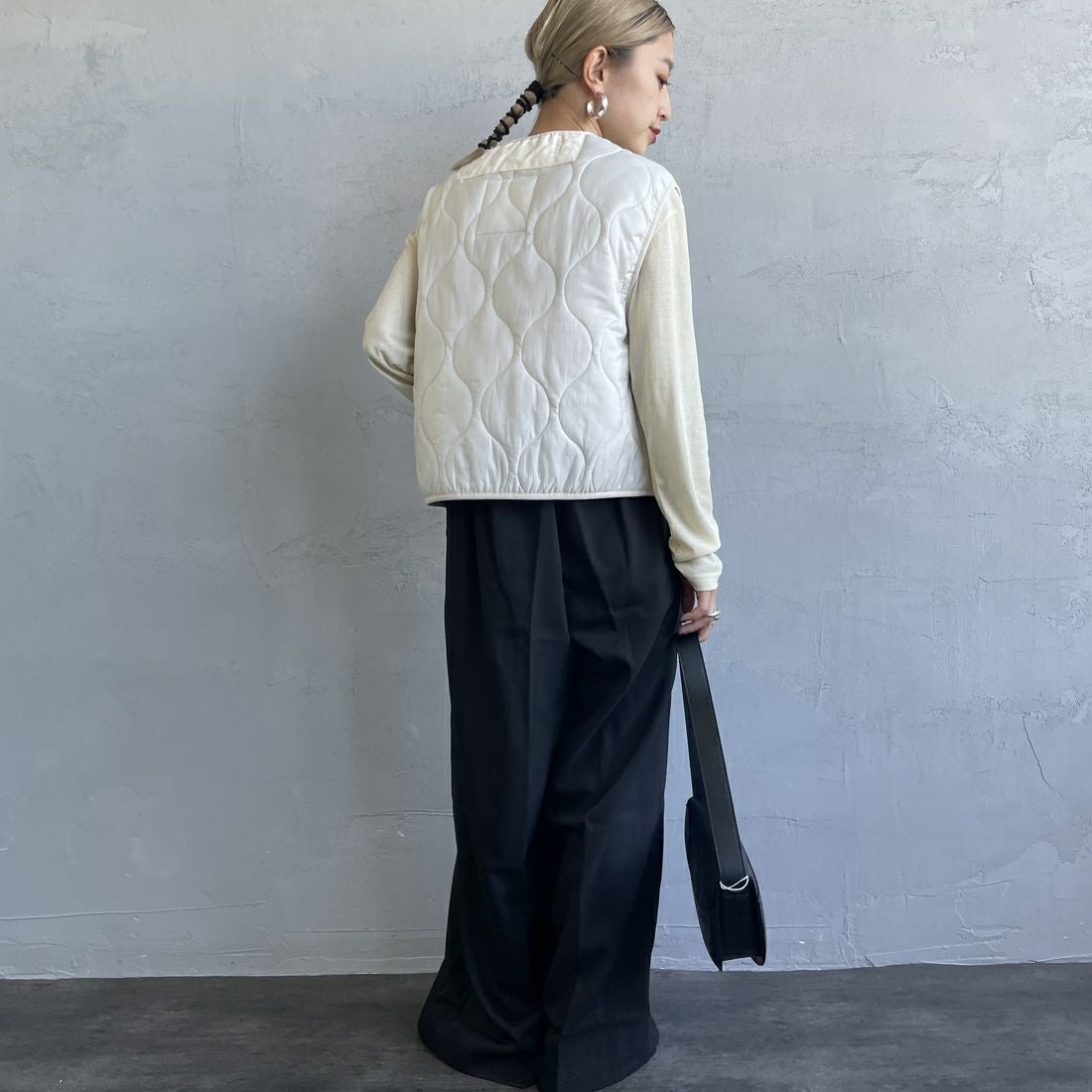 MILITARY [ミリタリー] 別注 フロントリボンキルティングベスト [T-247890000-JF] IVORY &&モデル身長：150cm 着用サイズ：S&&