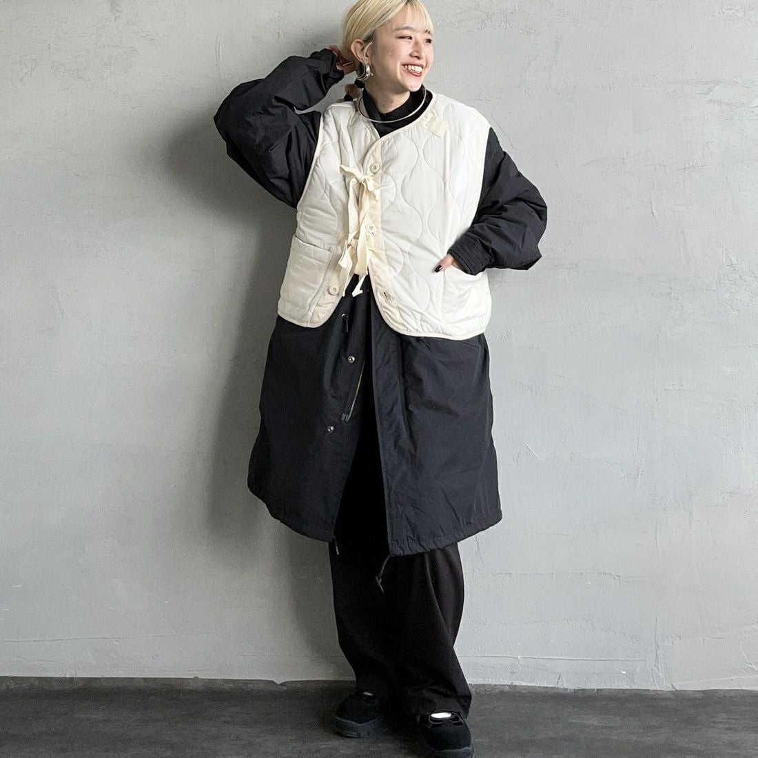 MILITARY [ミリタリー] 別注 フロントリボンキルティングベスト [T-247890000-JF] IVORY &&モデル身長：150cm 着用サイズ：S&&