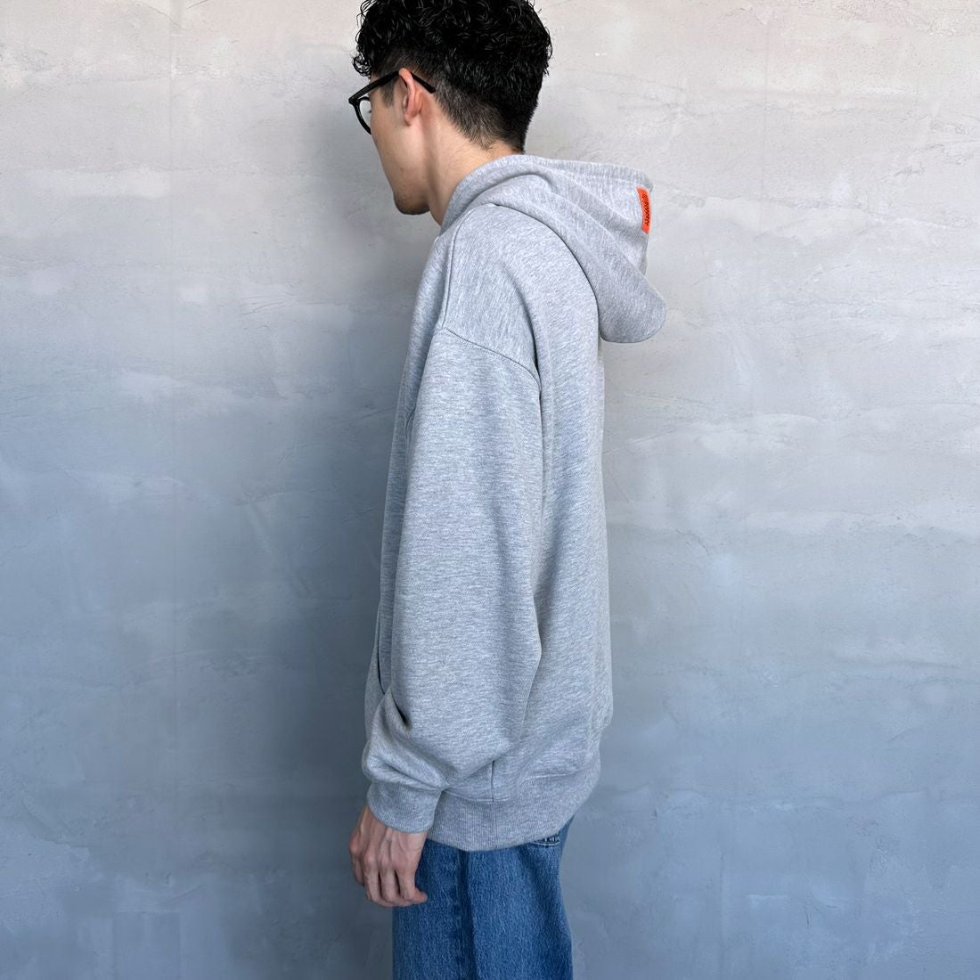 UNIVERSAL OVERALL [ユニバーサルオーバーオール] 別注 ワンポイントロゴ刺繍 スウェットパーカー [U2431230IN-JF] ASH &&モデル身長：168cm 着用サイズ：L&&