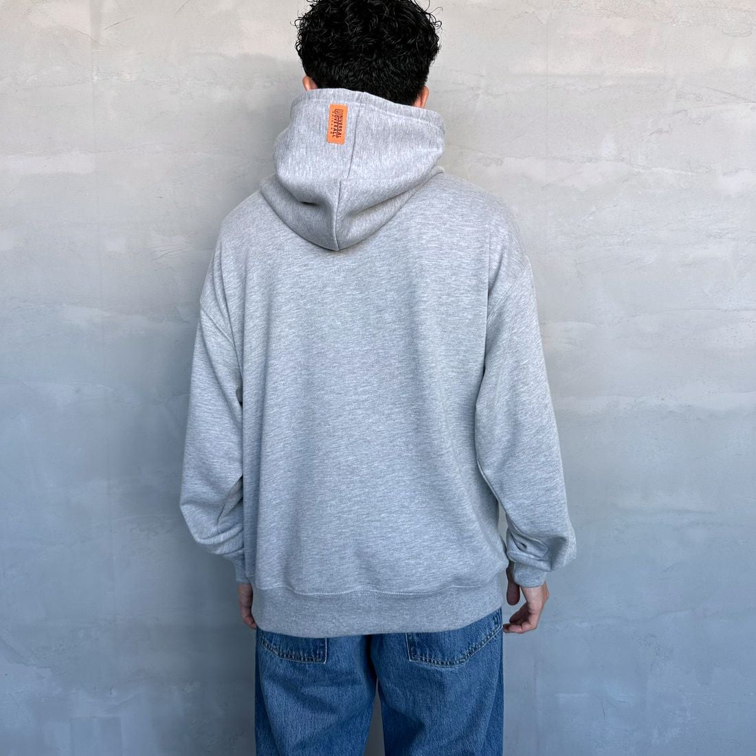 UNIVERSAL OVERALL [ユニバーサルオーバーオール] 別注 ワンポイントロゴ刺繍 スウェットパーカー [U2431230IN-JF] ASH &&モデル身長：168cm 着用サイズ：L&&