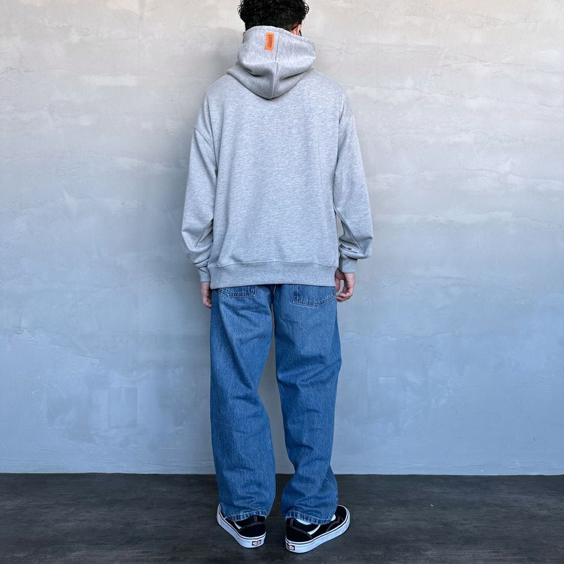 UNIVERSAL OVERALL [ユニバーサルオーバーオール] 別注 ワンポイントロゴ刺繍 スウェットパーカー [U2431230IN-JF] ASH &&モデル身長：168cm 着用サイズ：L&&