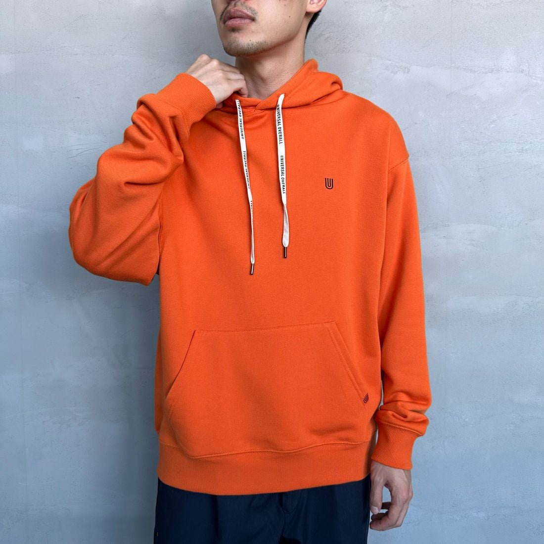 UNIVERSAL OVERALL [ユニバーサルオーバーオール] 別注 ワンポイントロゴ刺繍 スウェットパーカー [U2431230IN-JF] ORANGE &&モデル身長：168cm 着用サイズ：M&&