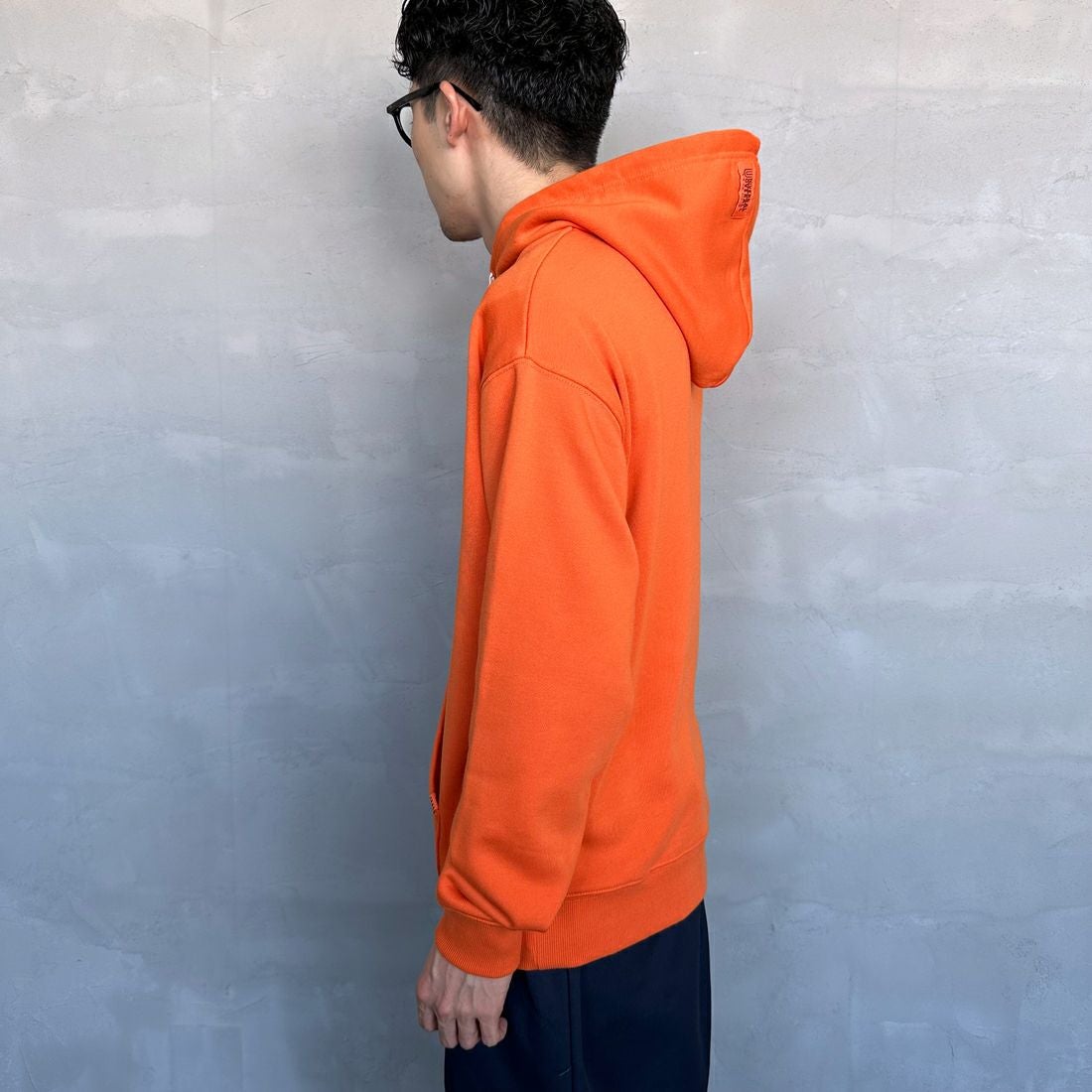 UNIVERSAL OVERALL [ユニバーサルオーバーオール] 別注 ワンポイントロゴ刺繍 スウェットパーカー [U2431230IN-JF] ORANGE &&モデル身長：168cm 着用サイズ：M&&