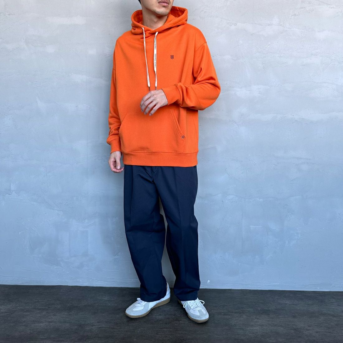UNIVERSAL OVERALL [ユニバーサルオーバーオール] 別注 ワンポイントロゴ刺繍 スウェットパーカー [U2431230IN-JF] ORANGE &&モデル身長：168cm 着用サイズ：M&&
