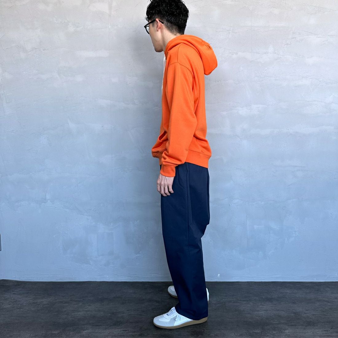 UNIVERSAL OVERALL [ユニバーサルオーバーオール] 別注 ワンポイントロゴ刺繍 スウェットパーカー [U2431230IN-JF] ORANGE &&モデル身長：168cm 着用サイズ：M&&