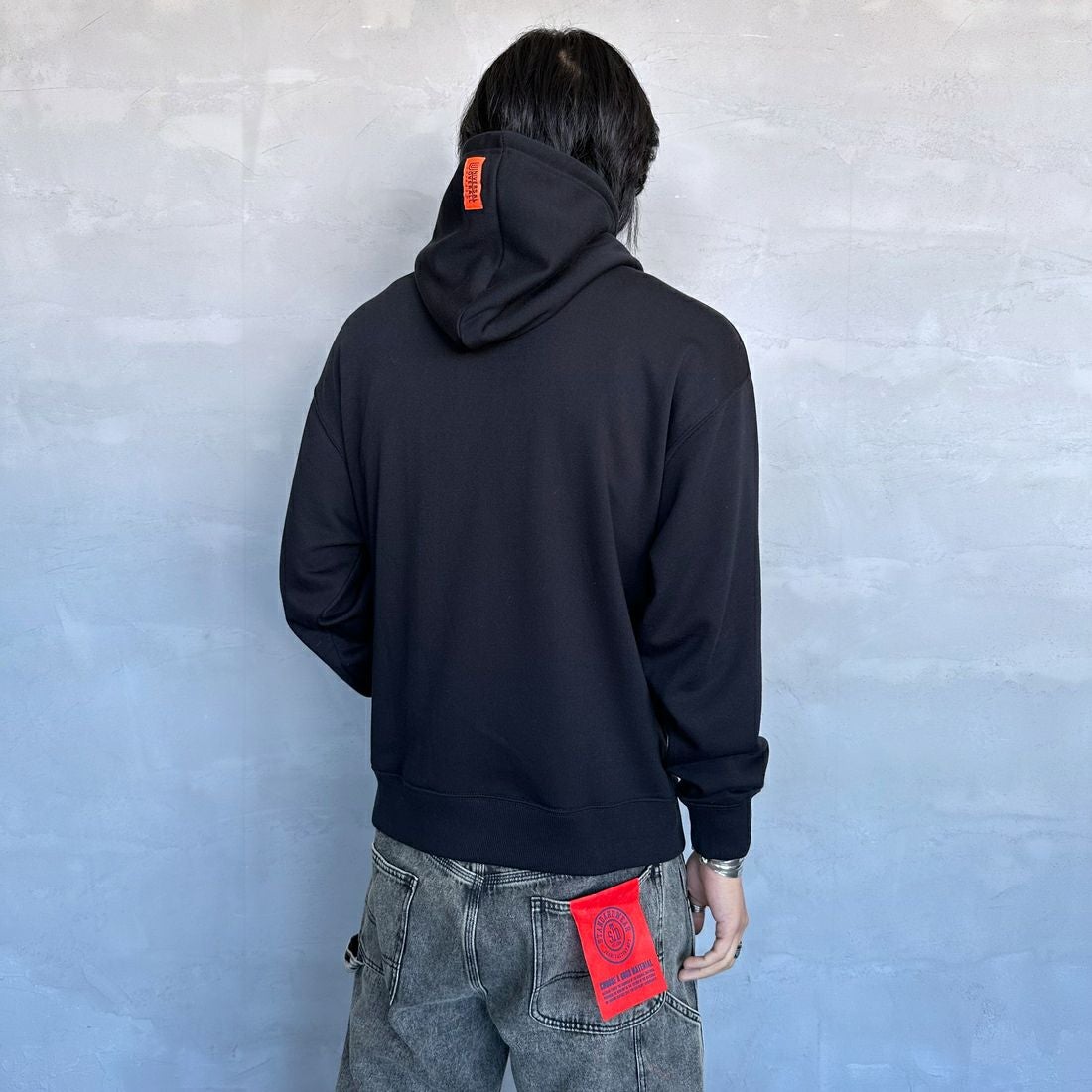 UNIVERSAL OVERALL [ユニバーサルオーバーオール] 別注 ワンポイントロゴ刺繍 スウェットパーカー [U2431230IN-JF] BLACK &&モデル身長：179cm 着用サイズ：M&&