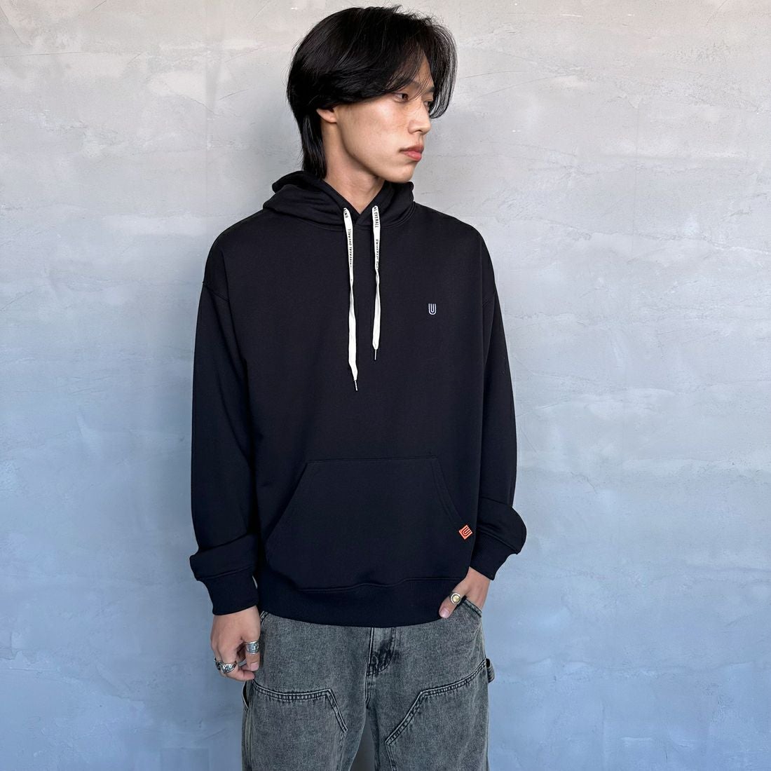UNIVERSAL OVERALL [ユニバーサルオーバーオール] 別注 ワンポイントロゴ刺繍 スウェットパーカー [U2431230IN-JF] BLACK &&モデル身長：179cm 着用サイズ：L&&