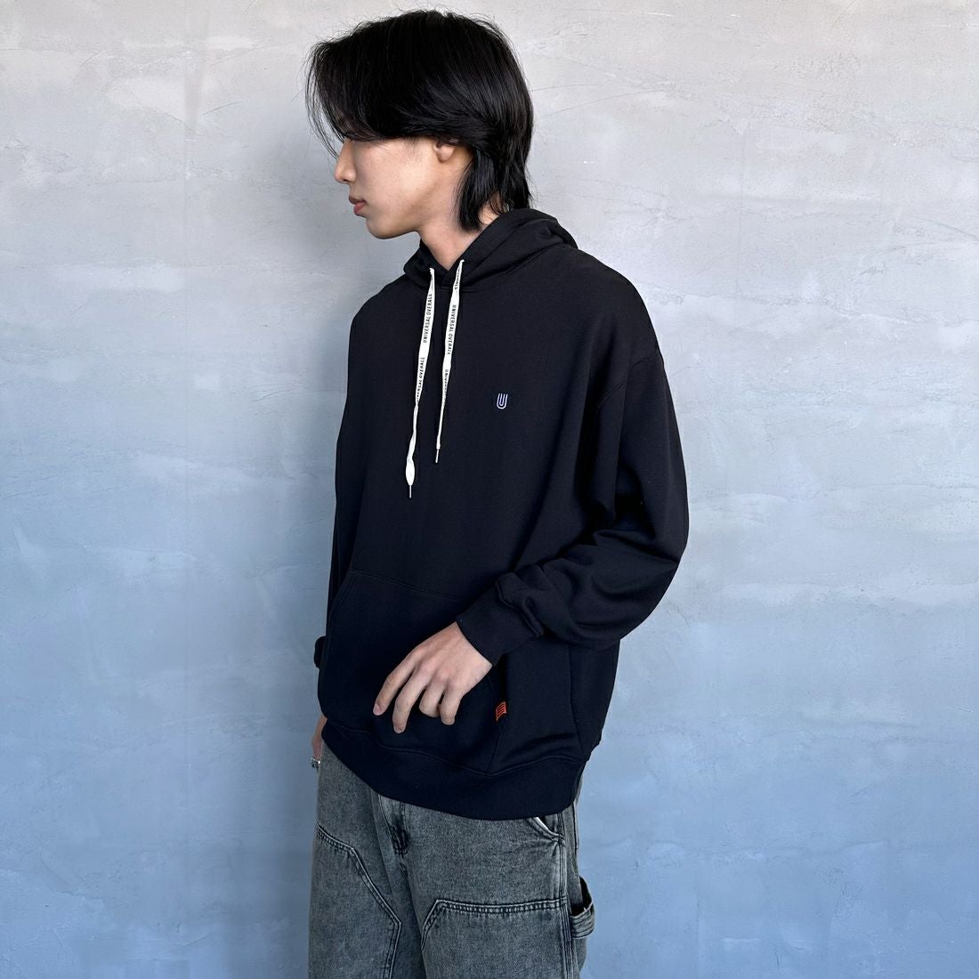 UNIVERSAL OVERALL [ユニバーサルオーバーオール] 別注 ワンポイントロゴ刺繍 スウェットパーカー [U2431230IN-JF] BLACK &&モデル身長：179cm 着用サイズ：L&&